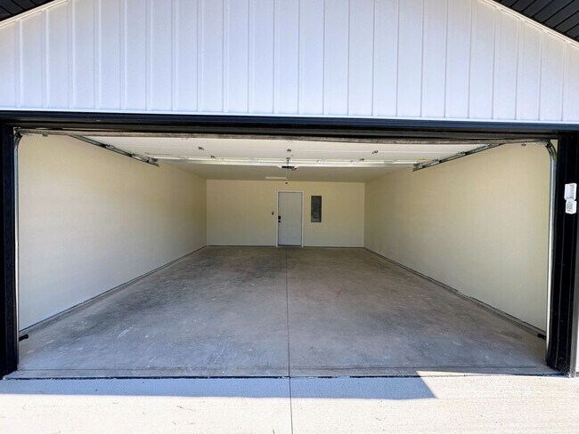Building Photo - 1201-1203 Atrium Ct