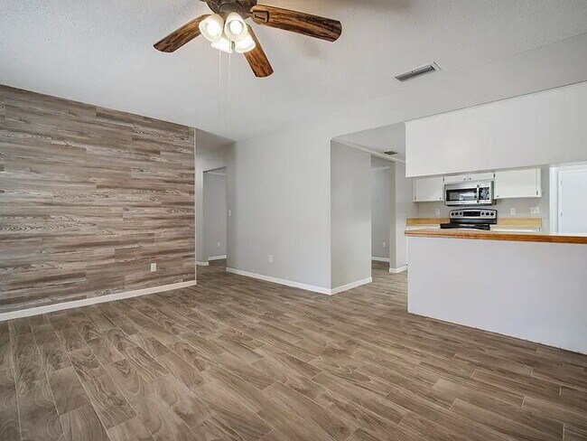 Building Photo - Beautiful Valrico Home | No Carpet + Screened Patio + Bonus Room