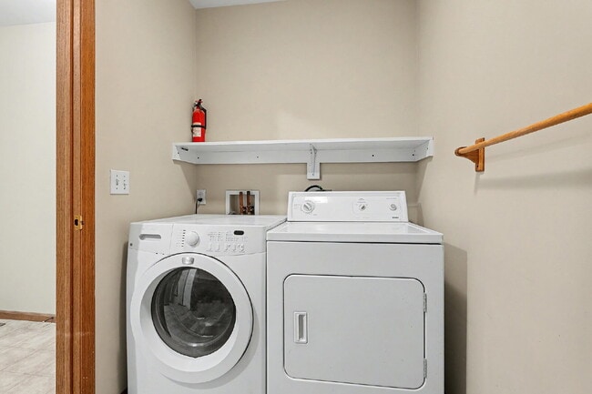 Building Photo - 2 bedroom Duplex - $1250/Month