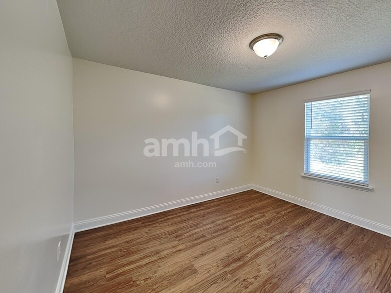 Building Photo - 3102 Creek Village Ln