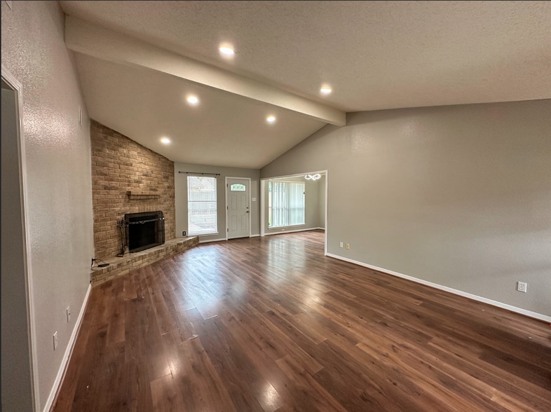 Building Photo - 3023 Mosby Dr