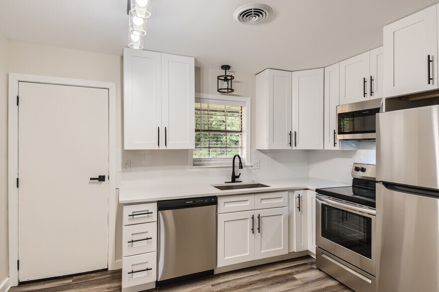 Primary Photo - Room in Apartment on Cleveland St