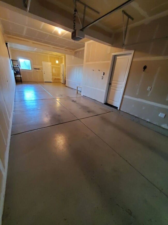 Building Photo - 5991 Blue River Dr SE
