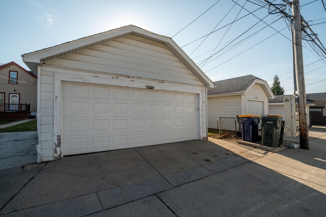 Building Photo - 2213 S 72nd St