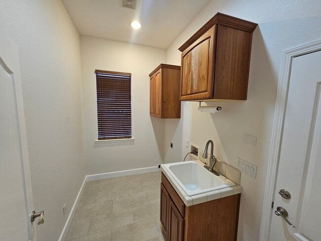 Building Photo - Beautiful Executive Home In Gated Community