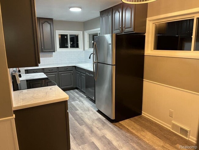 Building Photo - 4445 Oakvista Ave