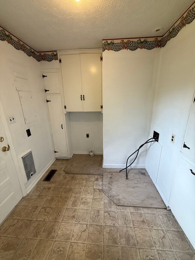Building Photo - 3 Bed/1.5 Bath House