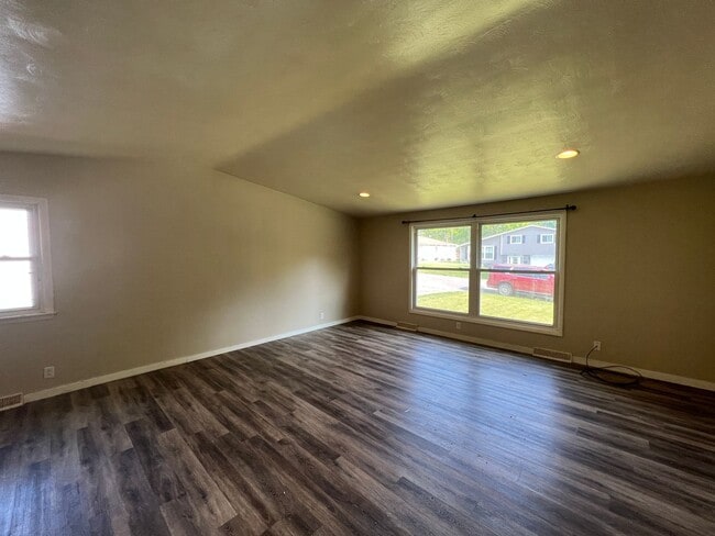 Building Photo - Nice 3 bedroom bi level with garage