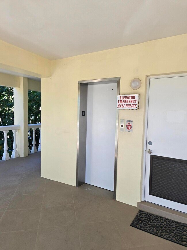 Building Photo - 60 Venetian Dr