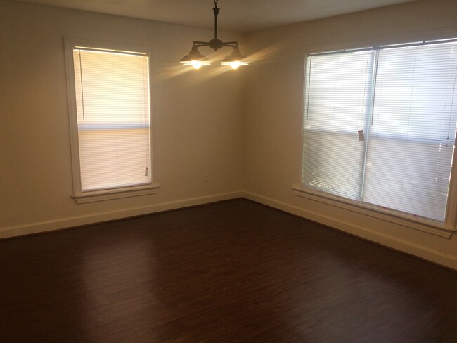 Building Photo - Remodeled 2/2 Charmer on 29th