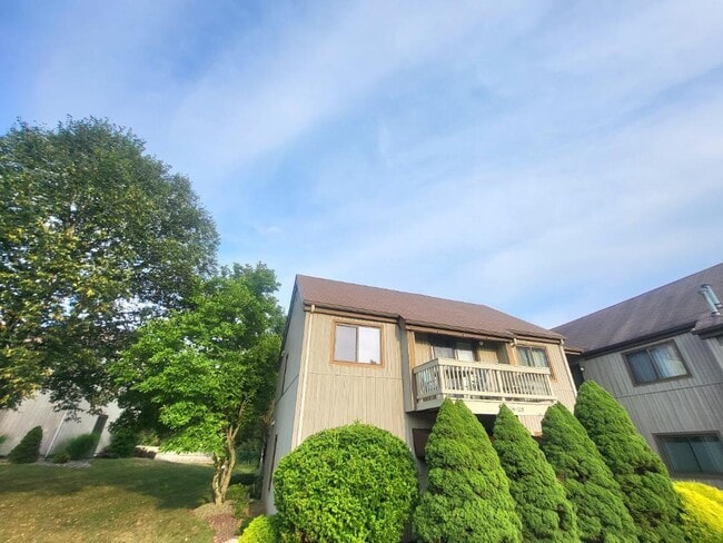 Building Photo - 128 Sycamore Dr