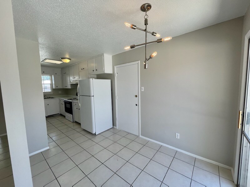 Building Photo - 8631 Mettler Dr