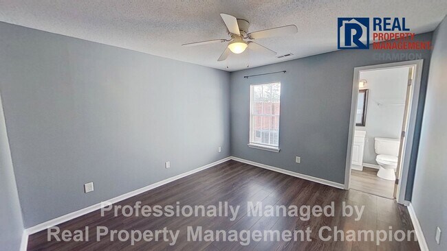 Building Photo - Charming 2BD/2 BA End Unit Townhouse w/Fireplace and Fenced Backyard