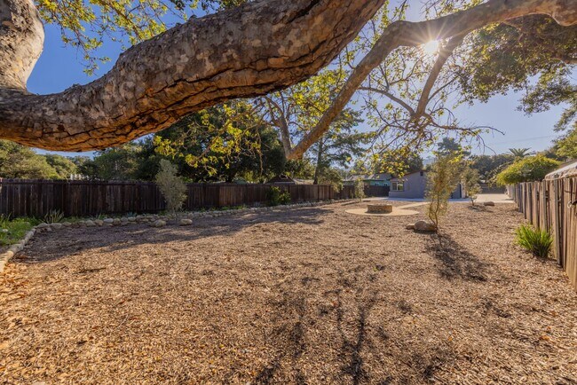 Building Photo - Freshly remodeled duplex home