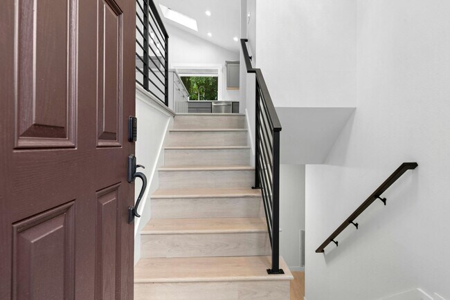 Building Photo - 4bd/2.5ba Bellevue Home