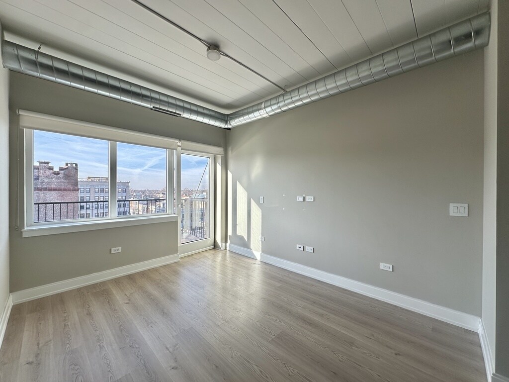 Building Photo - 941 W Belmont Ave