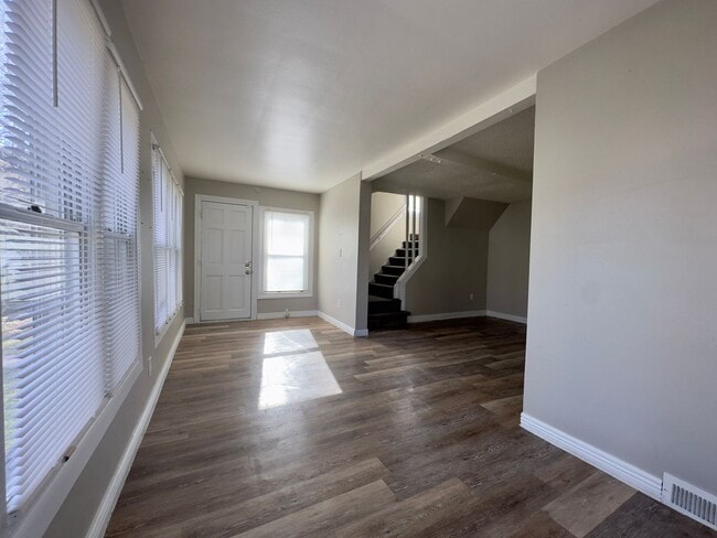 Building Photo - Beautiful 3 bedroom, 1 bath single family home with fenced yard and garage