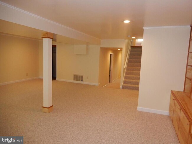 Building Photo - 7014 Maple Tree Ln