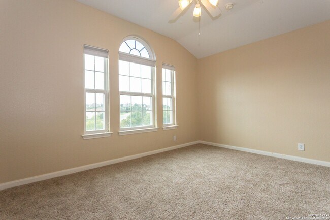 Building Photo - Spacious Stone Oak Beauty
