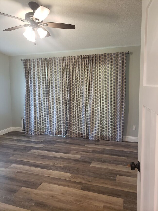 Building Photo - Beautifully Updated Single Level