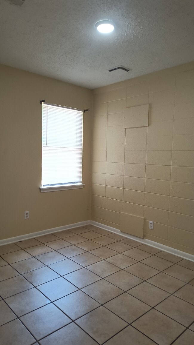Building Photo - 2601 S Belair Dr