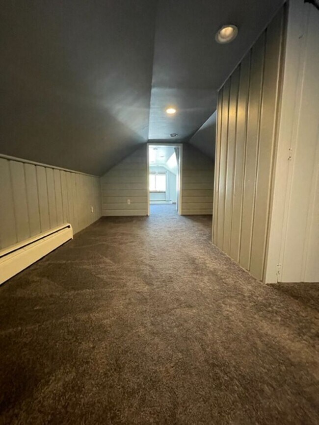 Building Photo - ADORABLE 3 BED 1.5 BATH BUNGALOW -----DEERING ST.