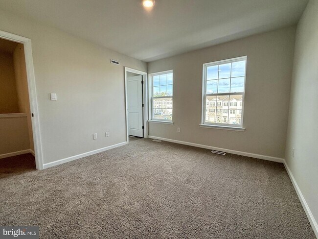 Building Photo - 209 Independence Ct