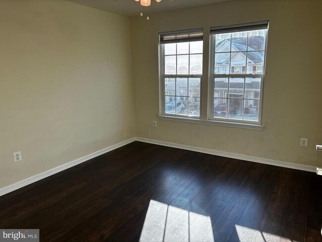 Building Photo - 2919 Lomond Pl