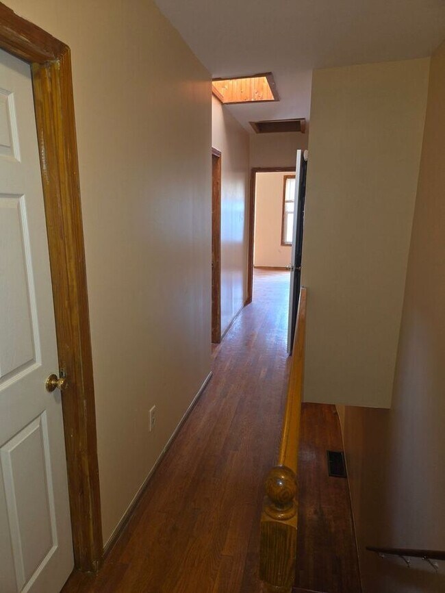 Building Photo - 5BR/1.5BA Row Home with Backyard and Laund...