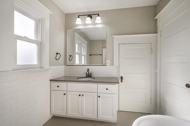 Building Photo - 5324 N Maryland Ave