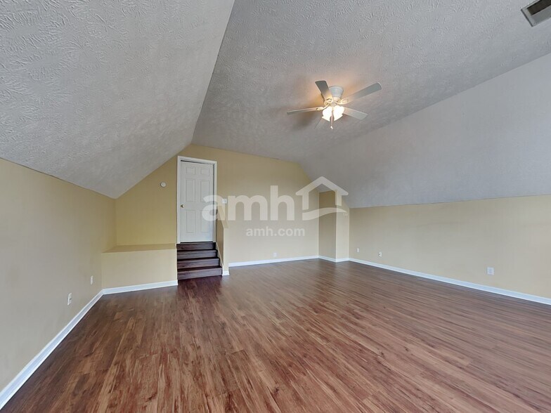 Building Photo - 717 Veneta View Dr