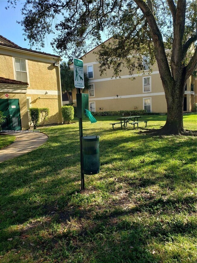 Building Photo - 949 Riverside Dr