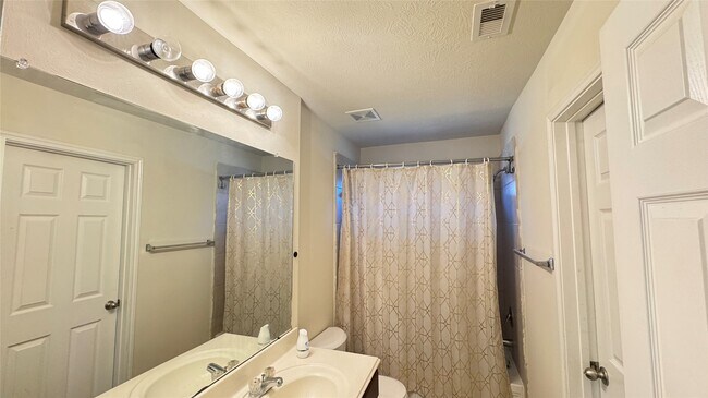 Building Photo - 914 Crestmont Trail Dr