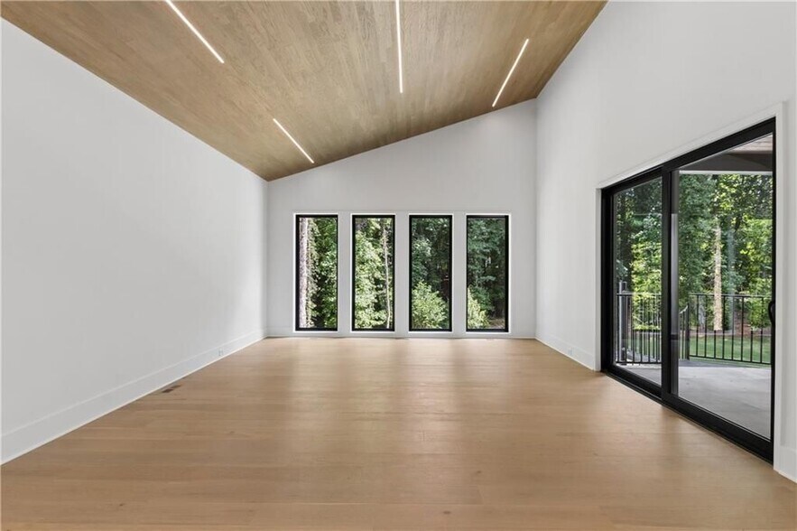 Building Photo - 1000 Clementstone Dr NE