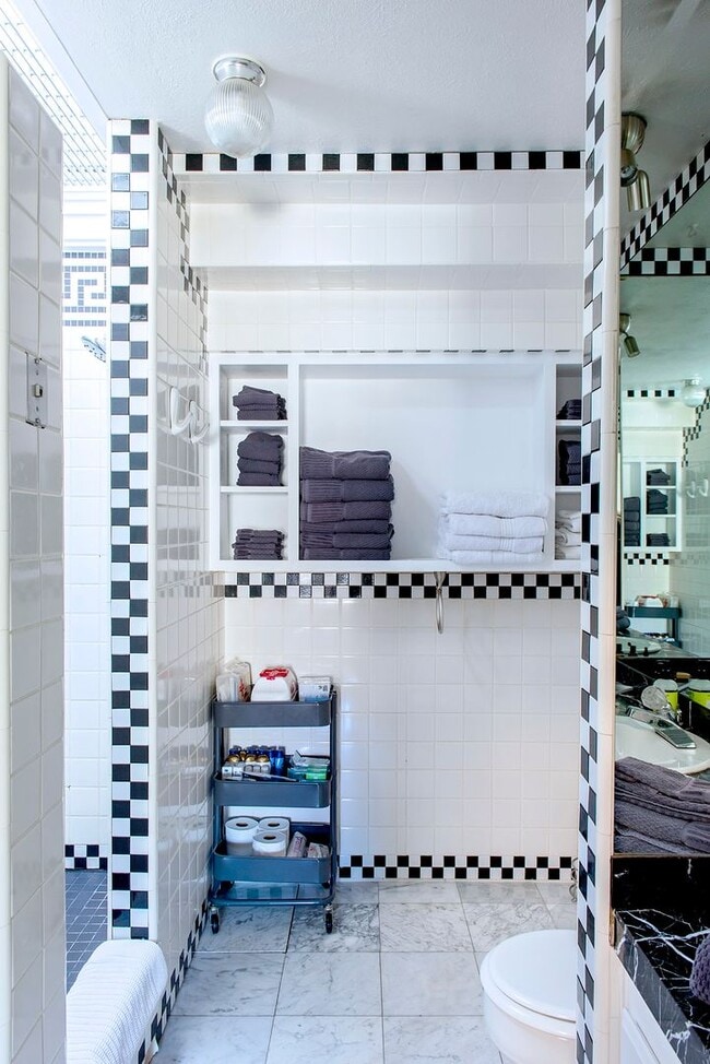 Building Photo - Super fun remodeled Apartment