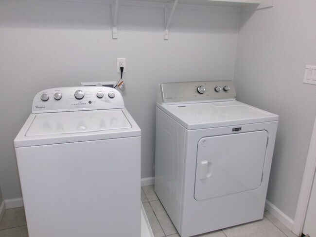 Building Photo - Beautiful 4 bedroom, 2-1/2 bath home in Wingfield Springs