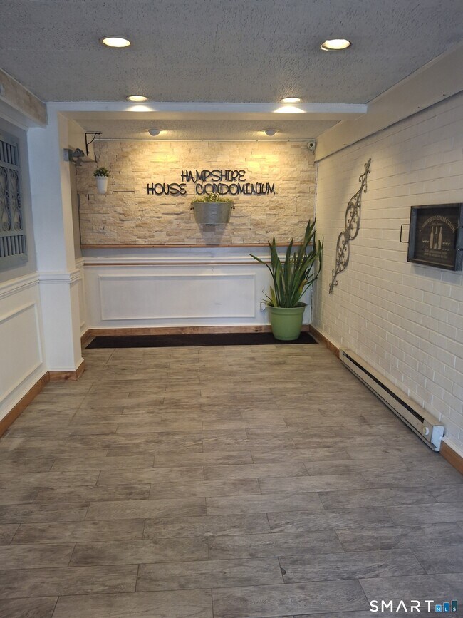 Building Photo - 393 Laurel Ave