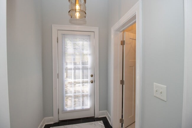 Building Photo - Historic Charm Meets Modern Living in Olympia – Walk to Williams-Brice Stadium!