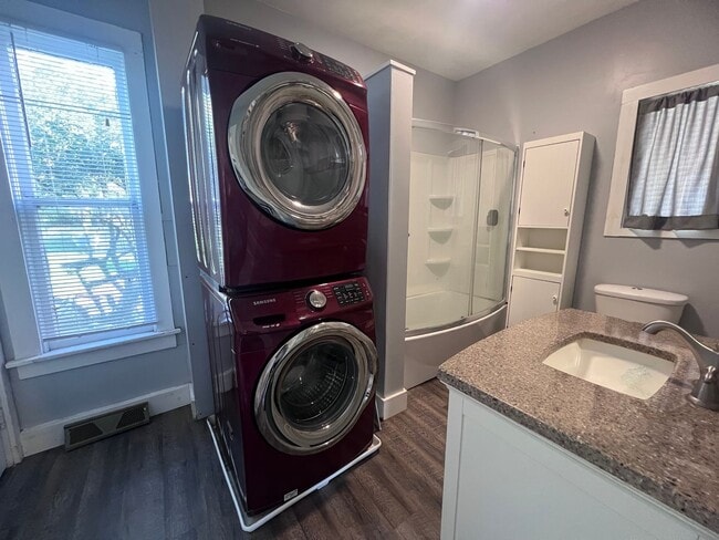 Building Photo - Cute 3 Bedroom home close to medical mile