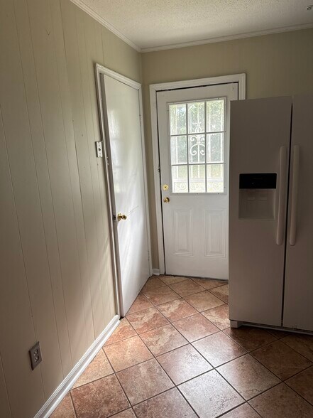 Access to laundry room and back yard - 511 Harris Estate Dr