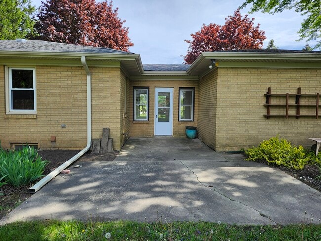 Building Photo - 6618 South Dr