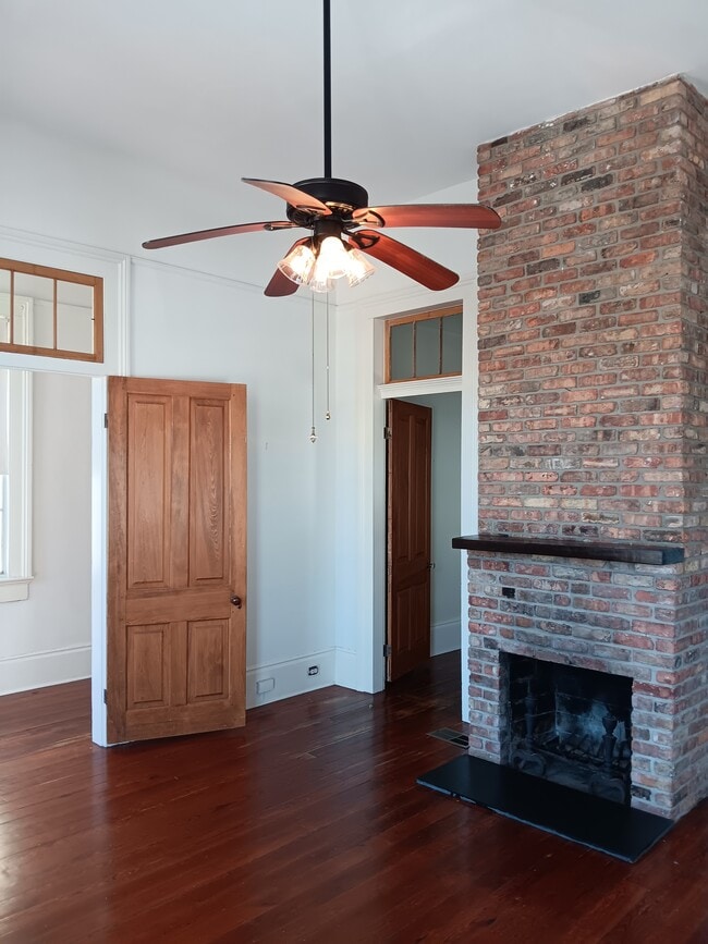 Building Photo - 220 Amelia St