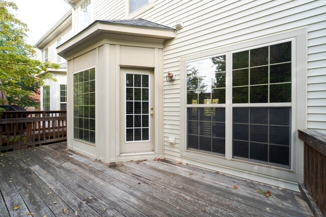 Building Photo - Stunning Centreville Townhome With Excellent Commuter Access