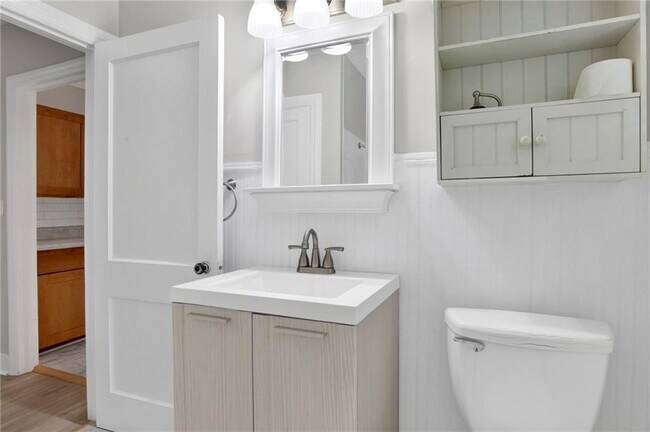Building Photo - 312 Pineview Ln W