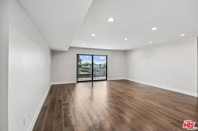 Building Photo - 819 E La Palma Dr