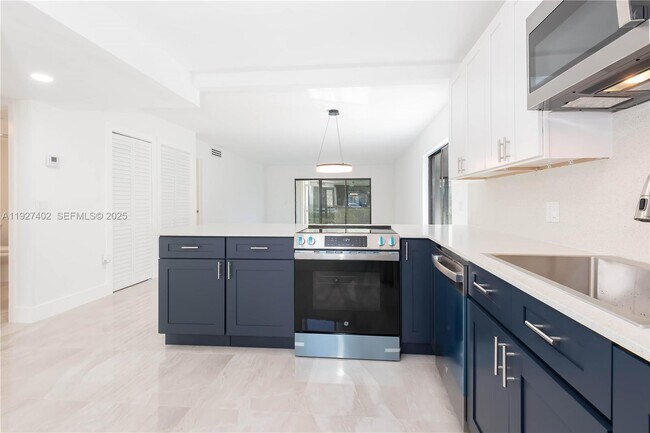 Building Photo - 16461 Blatt Blvd