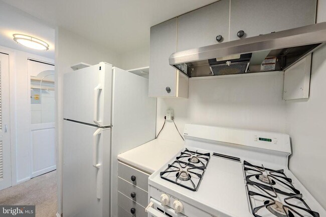 Building Photo - 1300 Army Navy Dr
