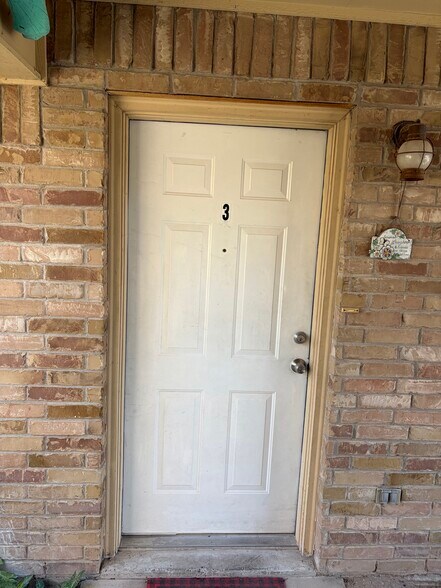 Building Photo - 2104 Paradise Dr