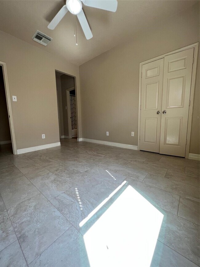 Building Photo - 27410 Tracy Ridge Ct