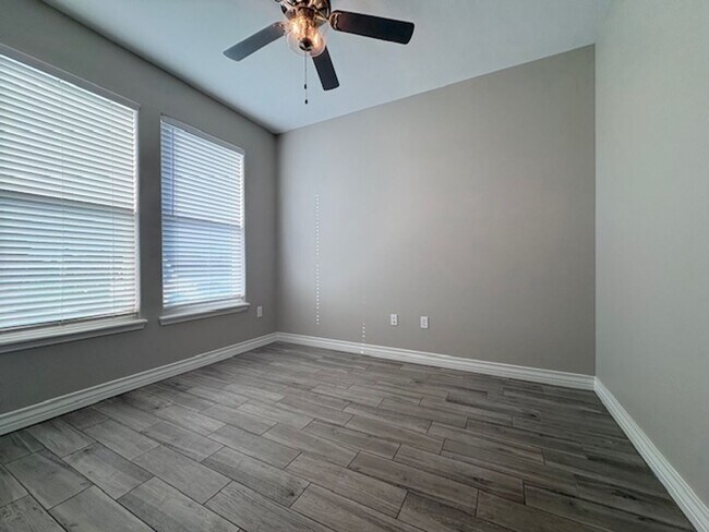 Building Photo - DCR602